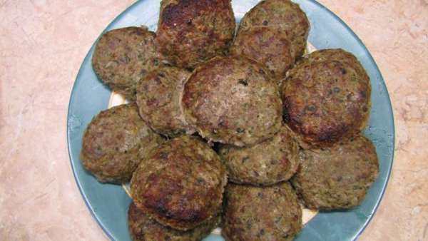 Важно!
Я уже во многих рецептах приготовления мяса писал как его выбирать, поэтому повторяться не буду.
Сочность мяса достигается за счет трех составляющих:
1. Первоначально высокая температура закрывает сверху поры у мяса (фарша).
2. Большое количество лука и зелени добавляет много жидкости.
3. Довольно толстые котлеты готовятся 40 минут и не успевают пережариться.
