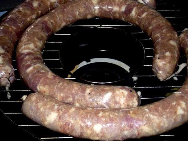 Отправляем колбаску на сковороду газ-гриль и обжариваем на среднем огне по 15 минут с каждой стороны. Готовность проверяем зубочисткой — если прозрачный сок, значит колбаска готова. В духовке колбаску жарим от 45 минут до 1 часа при 200 градусах в зависимости от размера колбаски. На нижний уровень в духовку ставим глубокую миску или противень с водой, а колбасу на среднюю решётку. Это секрет запекания в духовке — колбаса не высыхает и  остаётся сочной. 

Приятного аппетита!