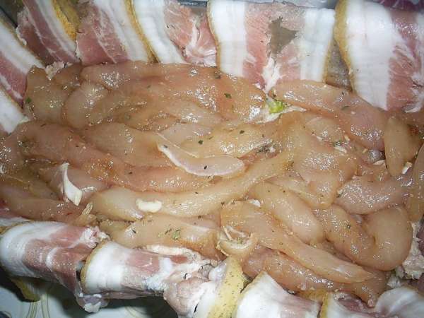 На него маринованную курочку.