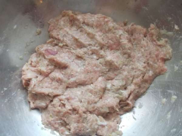 Приготовить фарш из мяса, я брала свинину и немного телятины. Можно взять уже готовый, только хорошего качества. Помолоть к нему лук и чеснок. Посолить и поперчить, хорошо отбить, чтобы он стал послушным и эластичным. Приготовить фарш из мяса, я брала свинину и немного телятины. Можно взять уже готовый, только хорошего качества. Помолоть к нему лук и чеснок. Посолить и поперчить, хорошо отбить, чтобы он стал послушным и эластичным.