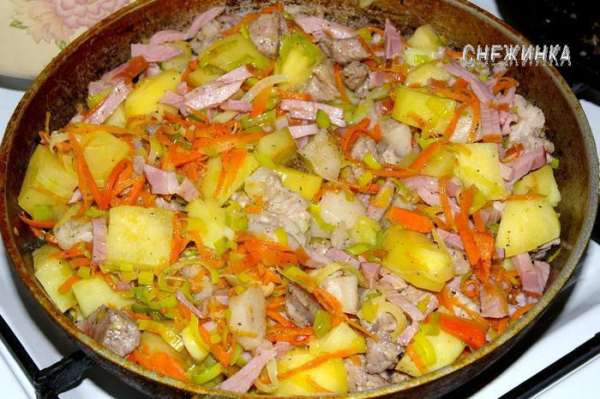 На отдельной сковороде обжарить несколько минут мясо (кроме ветчины). Затем отправить его к овощам, добавить ветчину, перемешать и жарить еще 8 минут.

