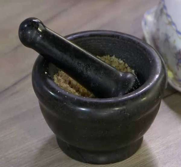 Фундук растолочь в ступке на маленькие кусочки. Фундук растолочь в ступке на маленькие кусочки.
