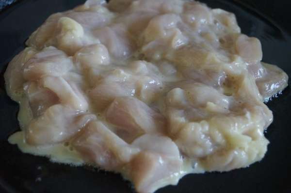На другой сковороде обжарить промаринованную курицу, минут 5 не больше