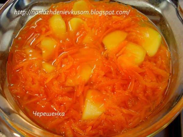 Теперь к моркови добавляем картофель, снова доводим до кипения, убавляем огонь на минимум и варим еще 15-20 минут…
