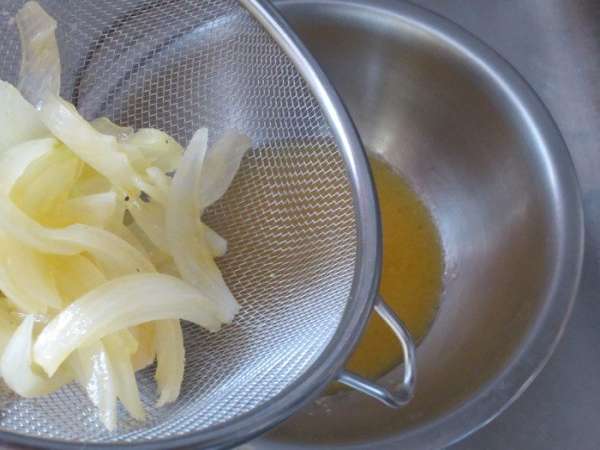 Маринад отфильтровать и поливать им куриную грудкy во время запекания.