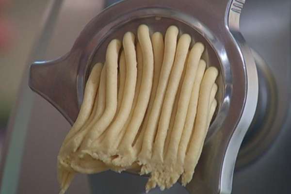 Тесто пропустить через мясорубку.
