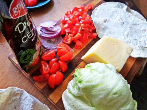 Продукты. Твердый сыр натереть, овощи нарезать. Продукты. Твердый сыр натереть, овощи нарезать.