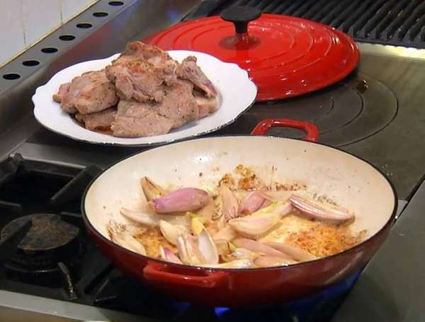 В сковороде, где жарилось мясо, разогреть сливочное и оставшееся оливковое масло, выложить шалот, посолить его, затем добавить чеснок и обжарить все до золотистого цвета. В сковороде, где жарилось мясо, разогреть сливочное и оставшееся оливковое масло, выложить шалот, посолить его, затем добавить чеснок и обжарить все до золотистого цвета.