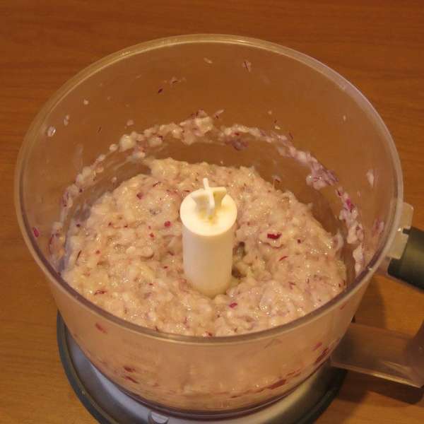 Измельчаем лук, кальмары, солим. Измельчаем лук, кальмары, солим.
