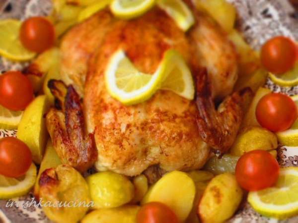Аккуратно разрезать курицу на порционные куски,удалить кулинарную нить и лимоны и подавать.Приятного аппетита:))