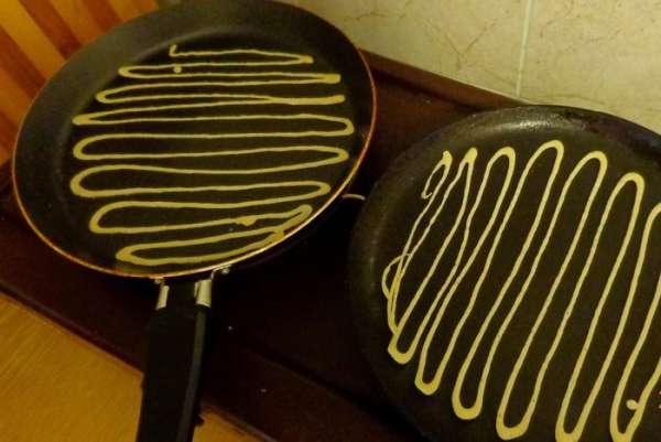 Раскалить сковороду (при сноровке - две сковороды), смазать немного растительным маслом и выдавливать на них тесто, рисуя тонкие линии.
Тесто печется очень быстро, старайтесь, чтобы оно не потемнело. Готовность видна сразу: по краям тесто начинает изгибаться. Раскалить сковороду (при сноровке - две сковороды), смазать немного растительным маслом и выдавливать на них тесто, рисуя тонкие линии.
Тесто печется очень быстро, старайтесь, чтобы оно не потемнело. Готовность видна сразу: по краям тесто начинает изгибаться.