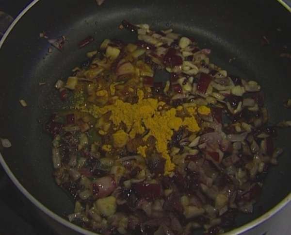 Добавить в сковороду куркуму, корицу, половину отжатого из лаймов сока и фасоль. Перемешать и снять с огня. Добавить в сковороду куркуму, корицу, половину отжатого из лаймов сока и фасоль. Перемешать и снять с огня.