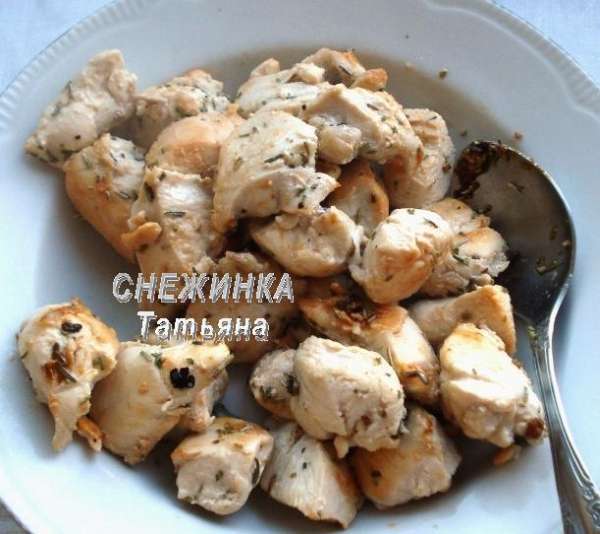 Помешивая, держим на огне несколько минут, пока курица слегка не зазолотится. Снимаем с огня, остужаем.