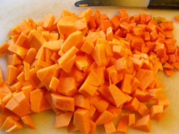 Все овощи режем кубиком. Тыкву и морковь.
Все овощи режем кубиком. Тыкву и морковь.