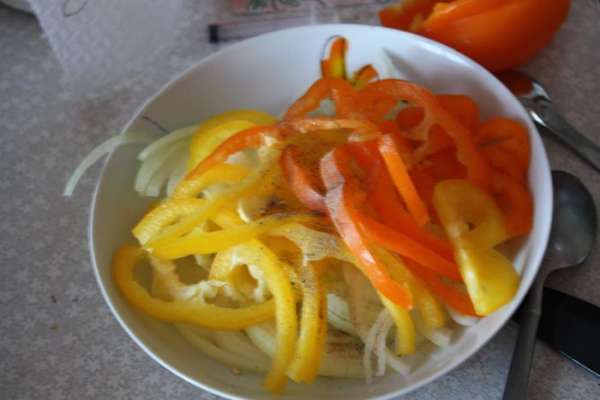 Нарежем лук полукольцами,перец тонкими ломтиками.Посолим и поперчим.