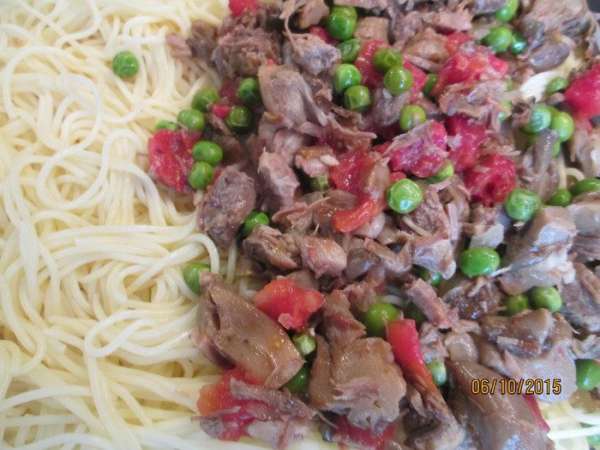 Сверху спагетти, а затем мясо с грибами и овощи.