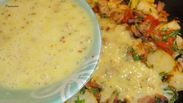 Овощи переложите к мясу с картошкой и перемешайте, посолите, поперчите. Добавьте рубленую зелень. Залейте яйцами.