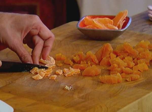 Курагу и цукаты из манго нарезать небольшими кусочками.