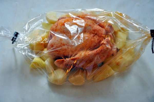 Курицу положить в рукав для запекания, обложив курочку картошкой. Запекать в предварительно разогретой до 200С духовке примерно 40 минут. Курицу положить в рукав для запекания, обложив курочку картошкой. Запекать в предварительно разогретой до 200С духовке примерно 40 минут.