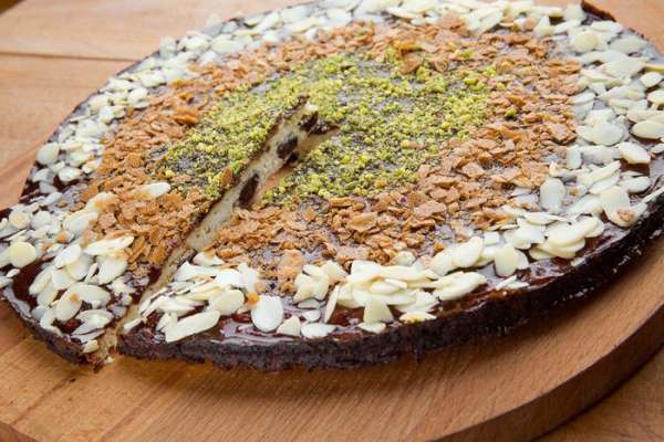 При подаче можно украсить сырник миндалем, фисташками и вафельной крошкой.
Приятного аппетита!