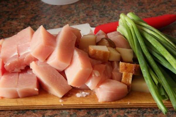 Куриное филе и сало режем кусочками, зеленый лук моем и чистим Куриное филе и сало режем кусочками, зеленый лук моем и чистим