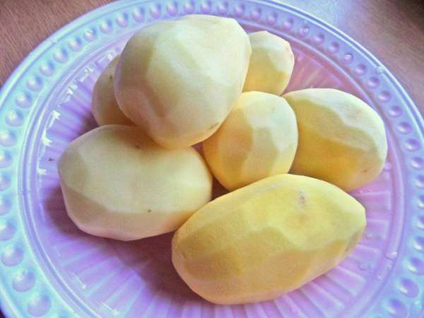 Картофель отварить.