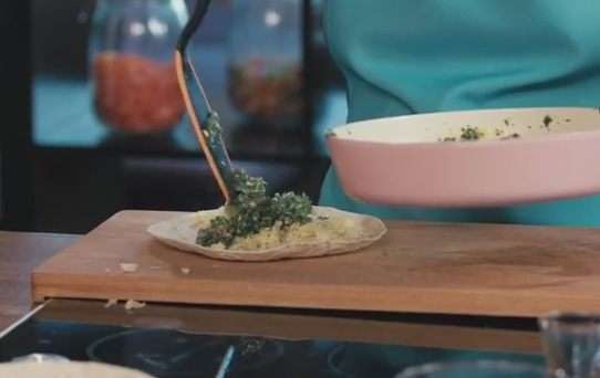 Выложить на тортилью начинку. Приправить соусом табаско по вкусу. Завернуть. Выложить на тортилью начинку. Приправить соусом табаско по вкусу. Завернуть.