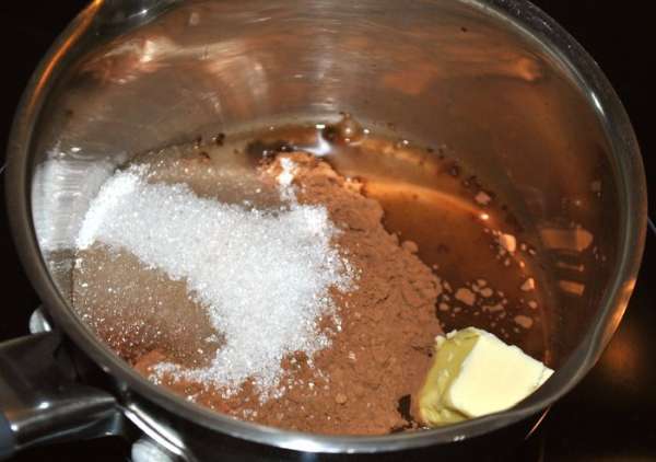 Пока сырники жарятся готовим шоколадный соус. Смешиваем сахар, какао, воду, масло. Пока сырники жарятся готовим шоколадный соус. Смешиваем сахар, какао, воду, масло.