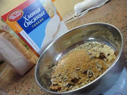 Смешать овсяные хлопья, орехи, семечки, коричневый сахар и измельчить блендером.