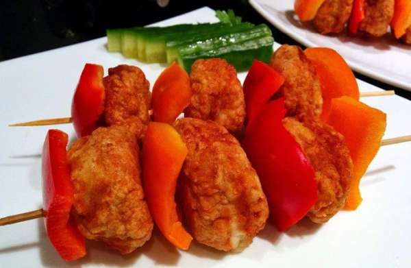Готовим шашлычки, чередуя куриные шарики и перец.
Рекомендую на гарнир рис, картофельное пюре или чечевицу.
Приятного аппетита!