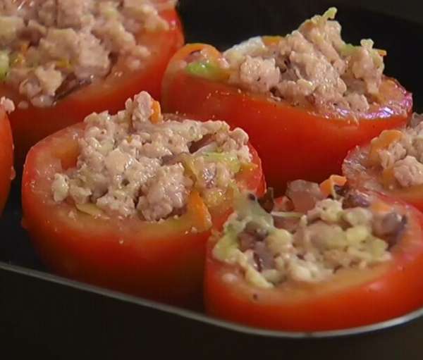 Начинить фаршем с овощами.

