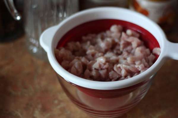 Маринад образовавшийся в мясе сливаем. Маринад образовавшийся в мясе сливаем.