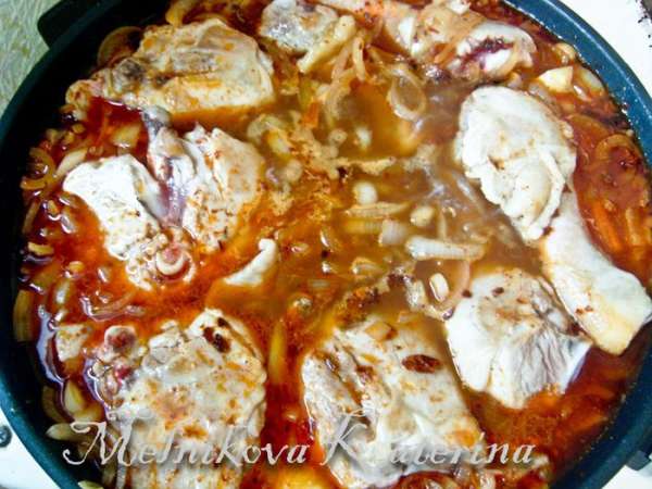 Лучший гарнир - рис, политый соусом от курицы. Перед подачей посыпать зеленью петрушки. 