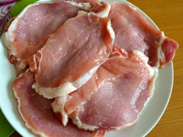 Мясо вымыть, обсушить и нарезать ломтиками не очень тонко.