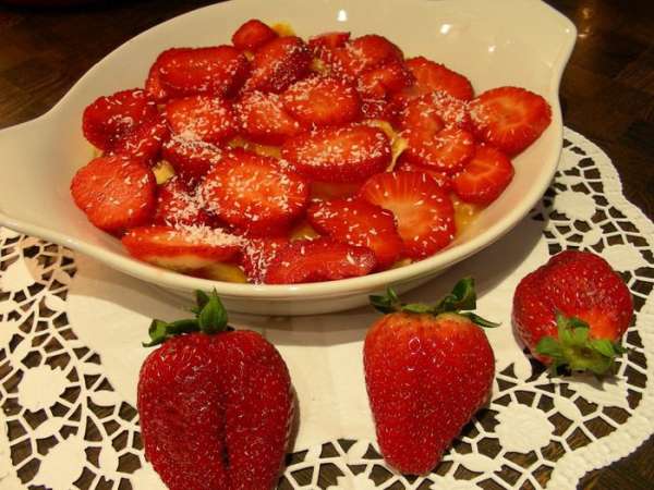Достаем из холодильника, украшаем по вкусу, наример, листиками мяты, а в моем случае - кокосовой стружкой, и подаем. Приятного аппетита))
