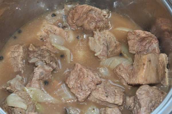 Закрываем кастрюлю крышкой и ставим на сильный огонь. Как только мясо даст сок, перемешиваем все, убавляем огонь до слабого и оставляем все тушиться 1 час. Через 1 час перемешиваем, закрываем крышкой и снова оставляем на слабом огне на 1 час. После этого мясо мы больше не перемешиваем, а только иногда заглядываем и следим чтобы оно потихоньку кипело. Я обычно ставлю на самую маленькую горелку, на которой готовят кофе, и включаю самый минимум. Закрываем кастрюлю крышкой и ставим на сильный огонь. Как только мясо даст сок, перемешиваем все, убавляем огонь до слабого и оставляем все тушиться 1 час. Через 1 час перемешиваем, закрываем крышкой и снова оставляем на слабом огне на 1 час. После этого мясо мы больше не перемешиваем, а только иногда заглядываем и следим чтобы оно потихоньку кипело. Я обычно ставлю на самую маленькую горелку, на которой готовят кофе, и включаю самый минимум.