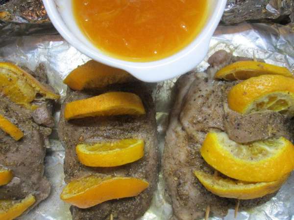 Мясо уложить в форму для запекания на лист фольги, неплотно завернуть. Запекать при 200°С минут 50. Пока запекается индейка, сок мандаринов перемешать с медом. Полить филе соком и запекать еще 15 минут.