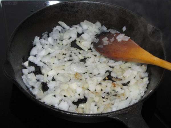 Добавить грибы и курицу, нарезанные мелким кубиком. Готовить, помешивая, до готовности.