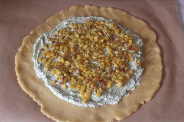 На сыр выложить кукурузу с луком (1 ст.л. оставить)