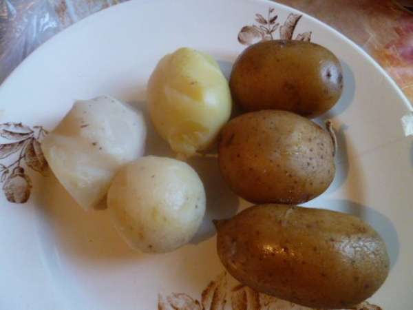 Картофель в мундире очищаем. Картофель в мундире очищаем.