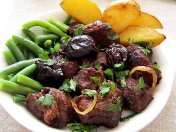 Подавать баранинку можно и с овощами, и с кускусом, и с картошечкой. Я же запекала ломтики картофеля с курдючным жиром, приправив картофель солью, карри и перцем. Ну очень вкусно получилось!
