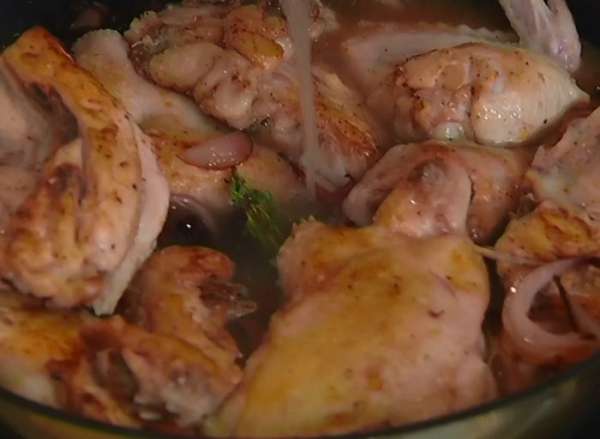 Когда лук станет мягким, вернуть в сковороду куски цыпленка, перемешать, влить уксус и горячий бульон, накрыть крышкой и готовить 40 минут. Когда лук станет мягким, вернуть в сковороду куски цыпленка, перемешать, влить уксус и горячий бульон, накрыть крышкой и готовить 40 минут.