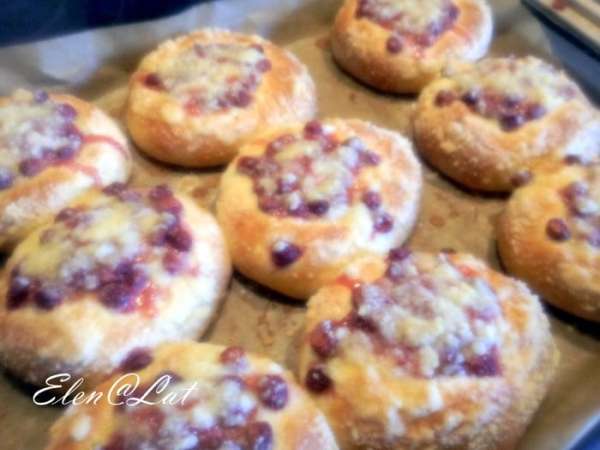 Выпекать булочки в разогретой до 180С духовке примерно 20 минут.
Булочки увеличатся в объеме и зарумянятся будут очень аппетитными, а на вкус безумно вкусными. Мягкими внутри и хрустящими снаружи.
Приятного аппетита!!! Выпекать булочки в разогретой до 180С духовке примерно 20 минут.
Булочки увеличатся в объеме и зарумянятся будут очень аппетитными, а на вкус безумно вкусными. Мягкими внутри и хрустящими снаружи.
Приятного аппетита!!!
