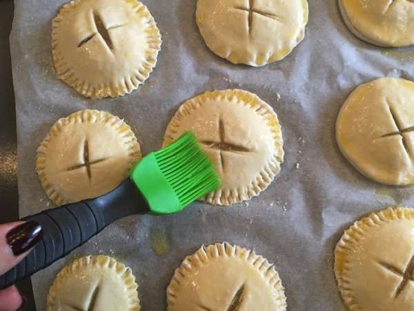 Промазываем сверху оливковым маслом (я поливала растопленным сливочным). Промазываем сверху оливковым маслом (я поливала растопленным сливочным).