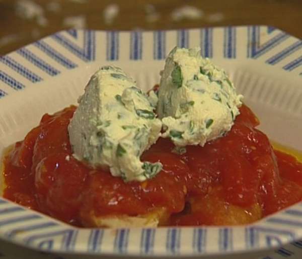 Полить горячие хлебные тосты томатным соусом с кусочками помидоров, а сверху на каждый тост выложить 1 ст. ложку творога. Полить горячие хлебные тосты томатным соусом с кусочками помидоров, а сверху на каждый тост выложить 1 ст. ложку творога.