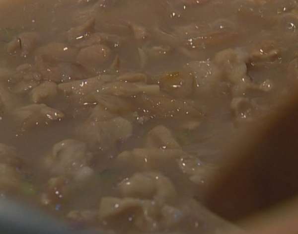 Добавить в сковороду мясо, 1 ч. ложку листьев тимьяна и муку, влить вино, бульон или воду, посолить и поперчить. Все хорошенько перемешать, накрыть сковороду крышкой и на медленном огне тушить кролика в соусе около часа. Если соус станет слишком густым, добавить еще немного воды или бульона. Добавить в сковороду мясо, 1 ч. ложку листьев тимьяна и муку, влить вино, бульон или воду, посолить и поперчить. Все хорошенько перемешать, накрыть сковороду крышкой и на медленном огне тушить кролика в соусе около часа. Если соус станет слишком густым, добавить еще немного воды или бульона.