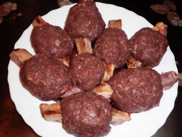 Каждое свиное ребрышко 'окутать' в мясной фарш, оставляя края ребрышек свободными. Получатся вот такие котлетки на косточке.


