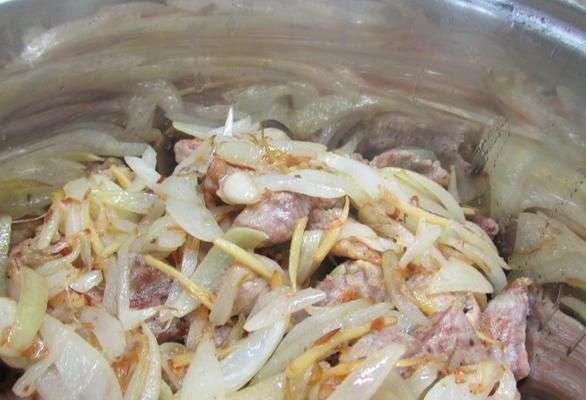 Овощи выложить на мясо. Овощи выложить на мясо.