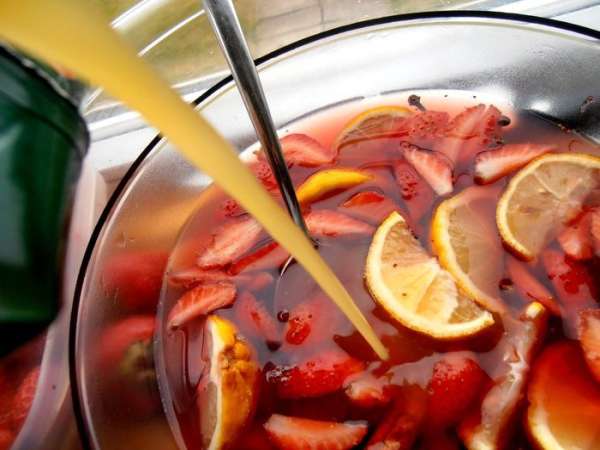 Пробуем на вкус и смотрим,чего не хватает))) На самом деле напитку лучше немного настояться до подачи в холодильнике!