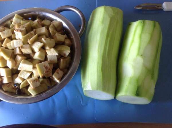 Мелко нарезать лук и бекон (у меня была грудинка под рукой и ее я использовала вместо бекона), поместить смесь в ту же сковороду и мешать, пока бекончик не поджарится. Мелко нарезать лук и бекон (у меня была грудинка под рукой и ее я использовала вместо бекона), поместить смесь в ту же сковороду и мешать, пока бекончик не поджарится.